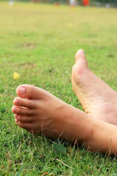 Barefoot on a green lawn. — Stock Photo, Image