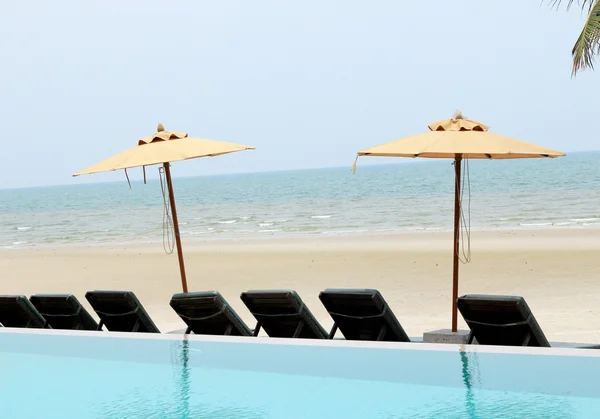 Piscina blu vicino al mare in natura — Foto Stock