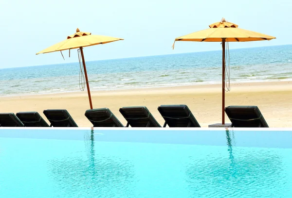 Piscina azul cerca del mar en la naturaleza — Foto de Stock