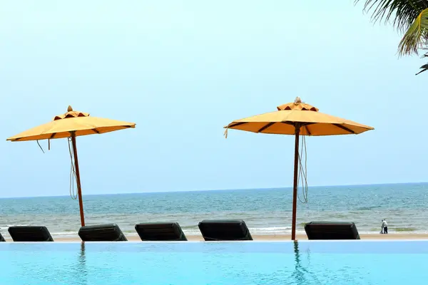 Piscina blu vicino al mare in natura — Foto Stock