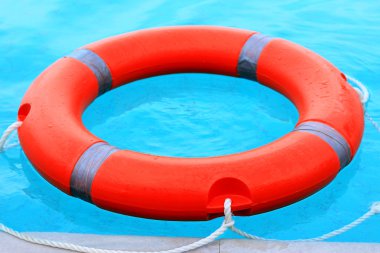 Yüzük şamandıra yüzme havuzunda.