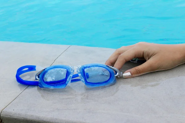 Simning glasögon bredvid poolen. — Stockfoto