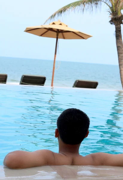 Jovem nadando na piscina. — Fotografia de Stock