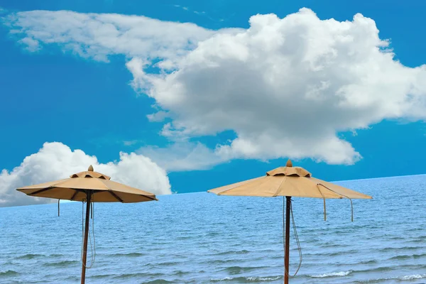 Piscine bleue près de la mer dans la nature — Photo