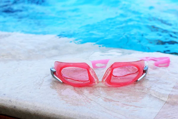 Óculos de natação ao lado da piscina . — Fotografia de Stock