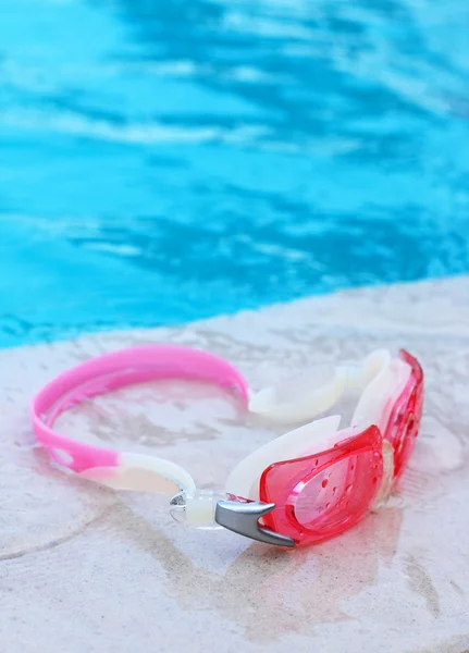 Gafas de natación junto a la piscina . —  Fotos de Stock