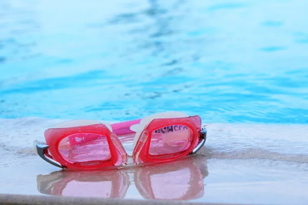 Simning glasögon bredvid poolen. — Stockfoto