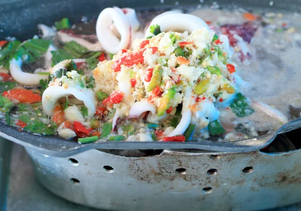 Kalmary sos zupa jest Azji żywności. — Zdjęcie stockowe