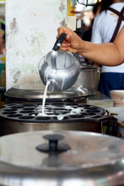 Hindistan cevizi sütü karıştırın şeker ve un. -nazik bir Tay sweetmeat