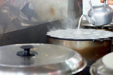 Hindistan cevizi sütü karıştırın şeker ve un. -nazik bir Tay sweetmeat