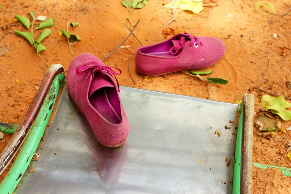 Parco giochi e scarpe rosa — Foto Stock