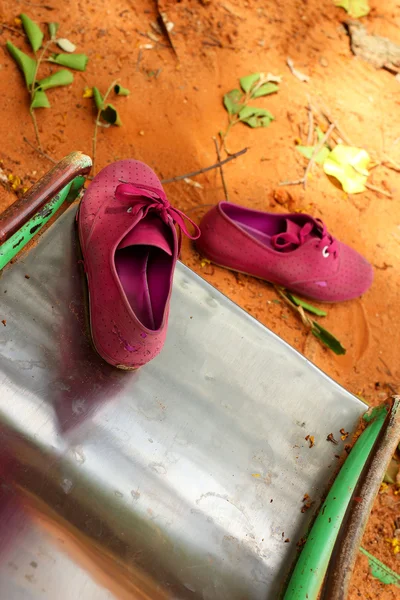 Parco giochi e scarpe rosa — Foto Stock
