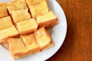 tereyağlı tost ve yağmurlama ile şeker.