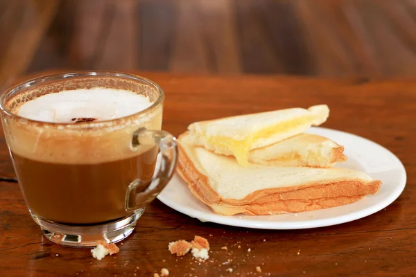 Хлеб и чашку вкусного кофе . — стоковое фото