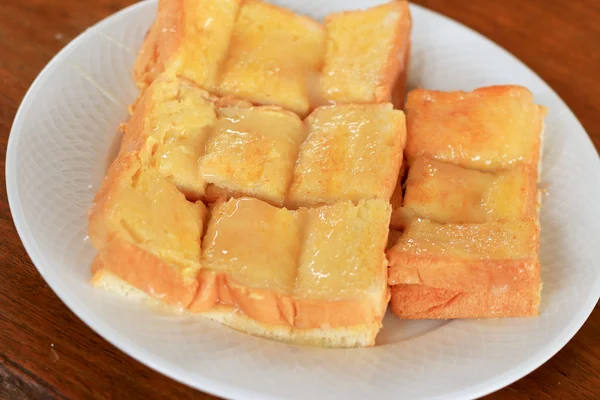 Toast mit Butter und Zucker bestreuen. — Stockfoto