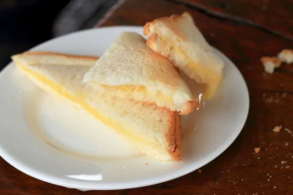 Σάντουιτς με ψωμί στο πιάτο. — Φωτογραφία Αρχείου