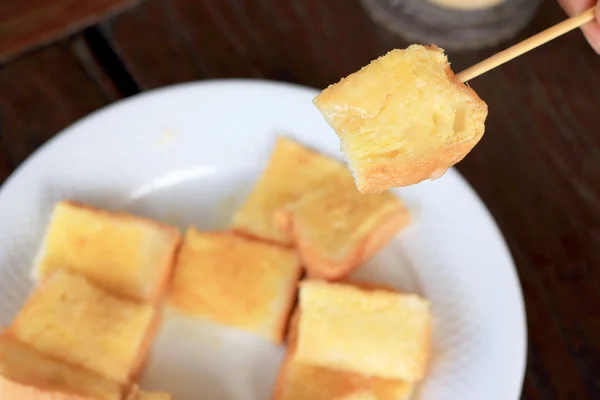 Toast met boter en beregening met suiker. — Stockfoto