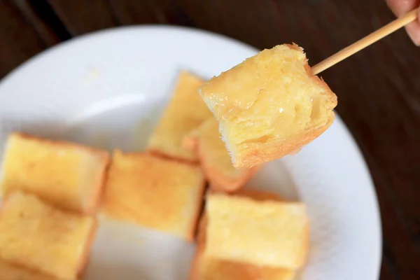 Toast mit Butter und Zucker bestreuen. — Stockfoto