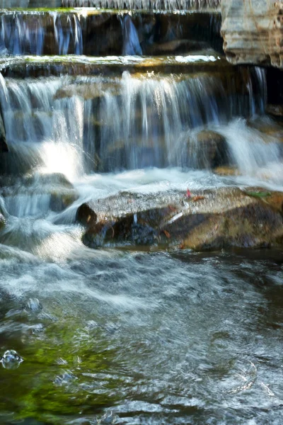 Водопад и камень — стоковое фото