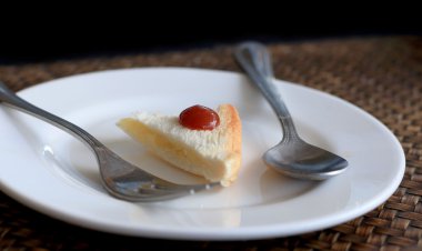 sandviç ekmeği bir tabak ve çatal bıçak takımı.