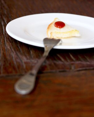 sandviç ekmeği bir tabak ve çatal bıçak takımı.