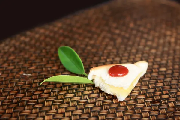 Sandwichbrot mit Erdbeermarmelade belegt. — Stockfoto