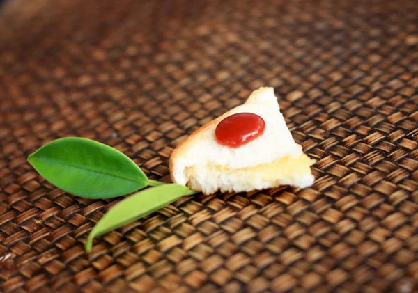 Pain sandwich garni de confiture de fraises . — Photo
