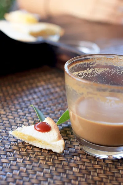 Pan y una taza de delicioso café . — Foto de Stock