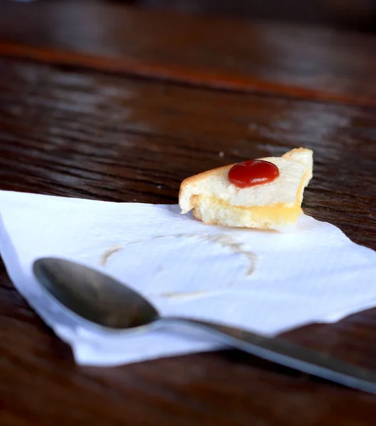 Pane sandwich condito con marmellata di fragole su carta bianca . — Foto Stock