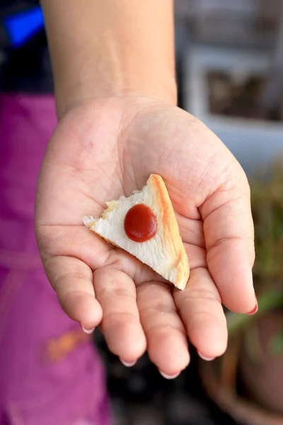 Pan sándwich rematado con mermelada de fresa en la mano . — Foto de Stock
