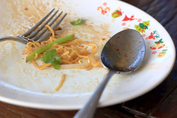 Fideos platos y cubiertos sucios — Foto de Stock