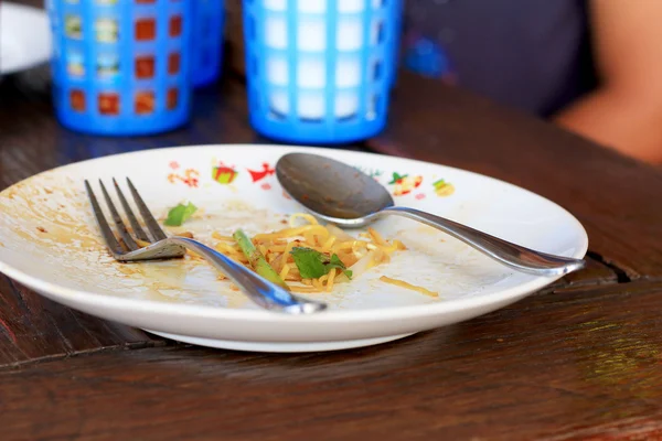Noodles plates and cutlery dirty — Stock Photo, Image