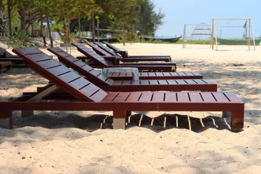 Deniz sahilde uzanmış sandalyeye.