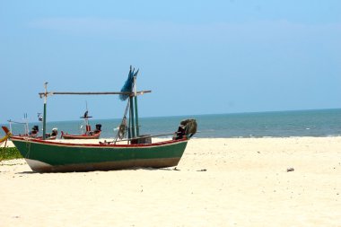 balıkçı teknesini deniz kum plaj.