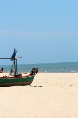 balıkçı teknesini deniz kum plaj.