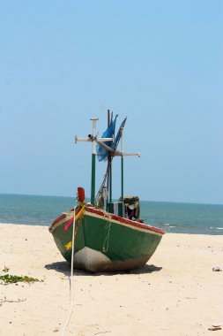 balıkçı teknesini deniz kum plaj.