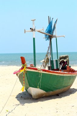 balıkçı teknesini deniz kum plaj.