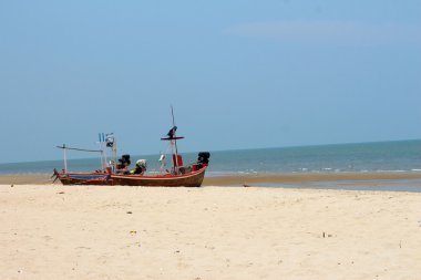 balıkçı teknesini deniz kum plaj.