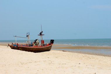 balıkçı teknesini deniz kum plaj.