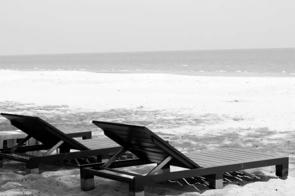 Chaise inclinable à la plage de la mer . — Photo