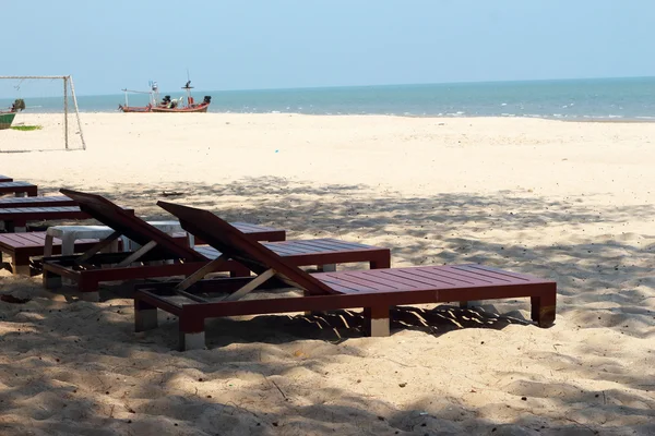 Chaise inclinable à la plage de la mer . — Photo
