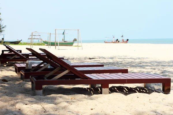 Sedia reclinabile sulla spiaggia del mare . — Foto Stock