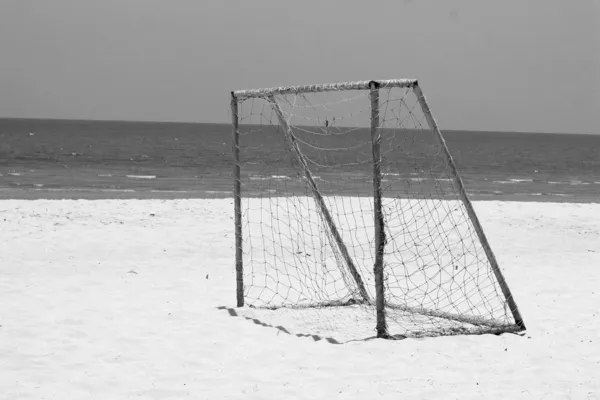 海的海滩砂足球目标 — 图库照片