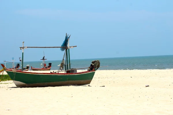 渔船沙海海滩. — 图库照片