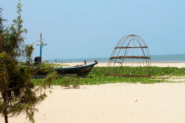 Barco de pesca da praia do mar de areia . — Fotografia de Stock
