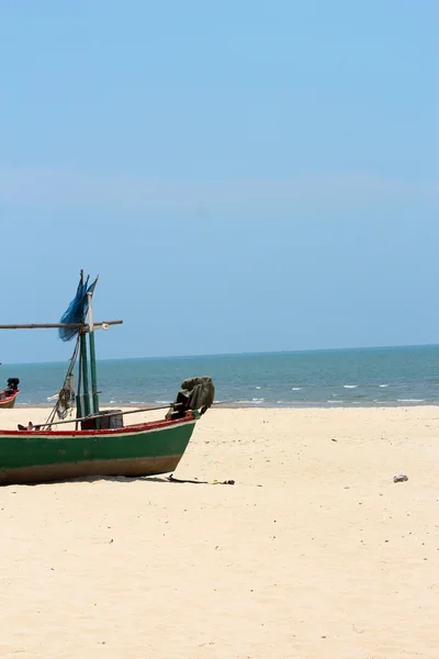 Bateau de pêche la plage de sable . — Photo