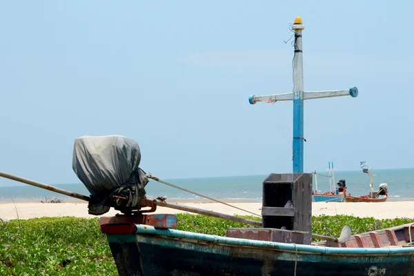 Rybářský člun na moři písku pláž. — Stock fotografie
