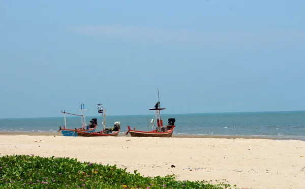 Rybářský člun na moři písku pláž. — Stock fotografie
