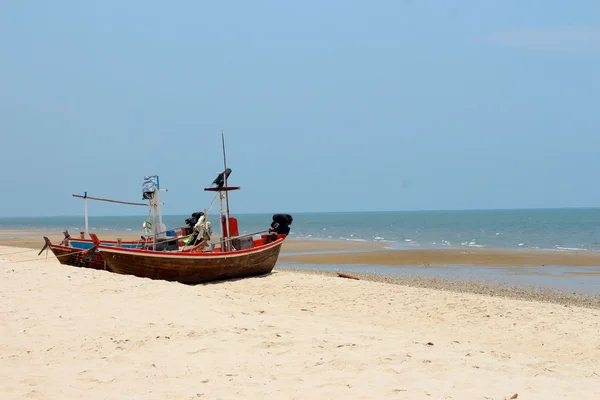 Рыбалка лодка песчаный пляж . — стоковое фото