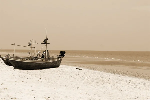 渔船沙海海滩. — 图库照片